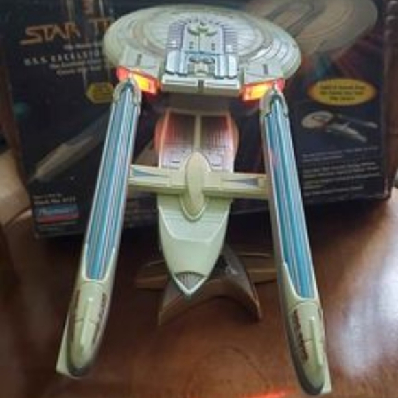 Star Trek Generations U.S.S. Enterprise NCC-1701-B - Picture 2 of 5